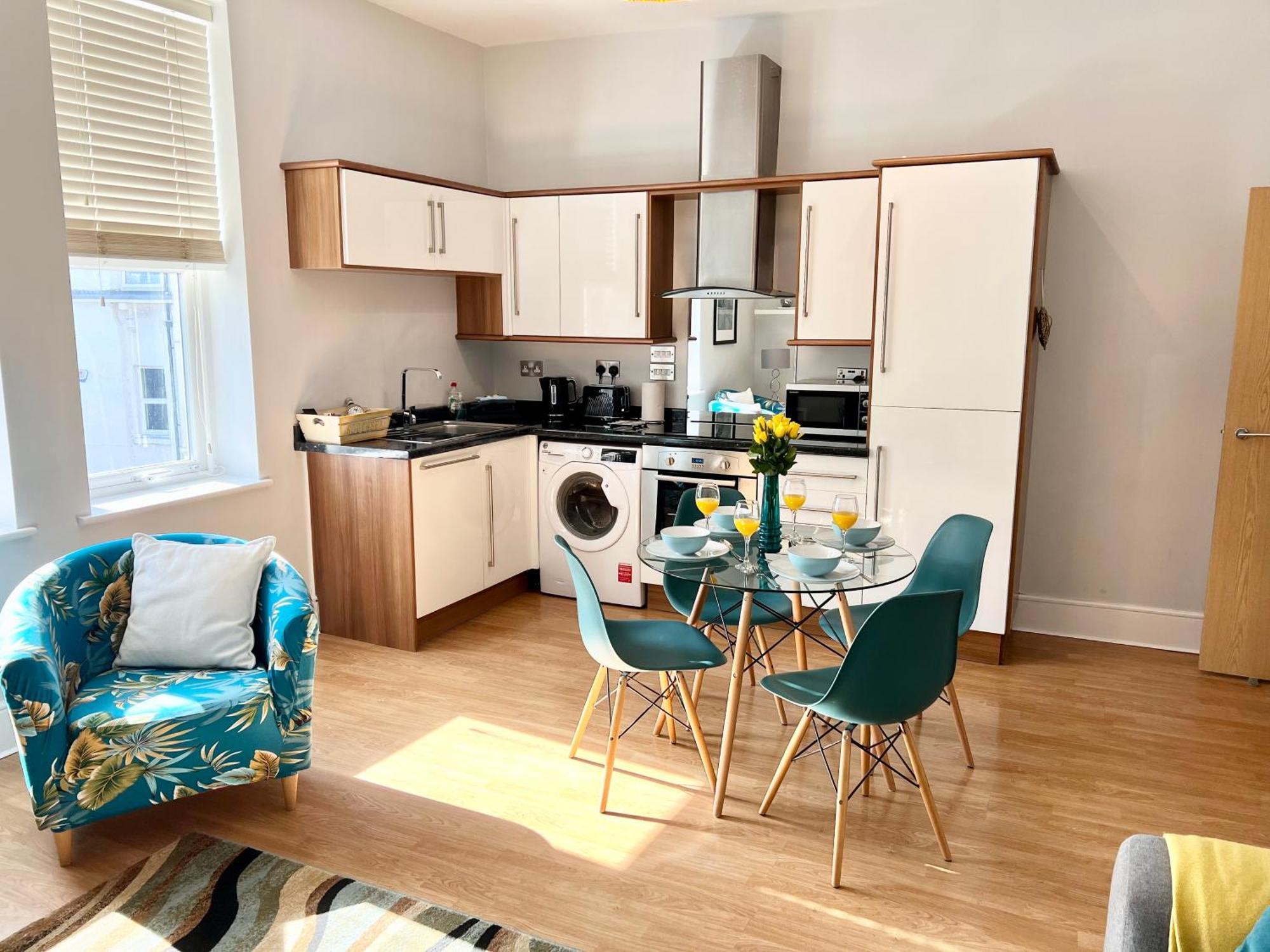 Between & Shops - Private Parking En-suite Portsmouth