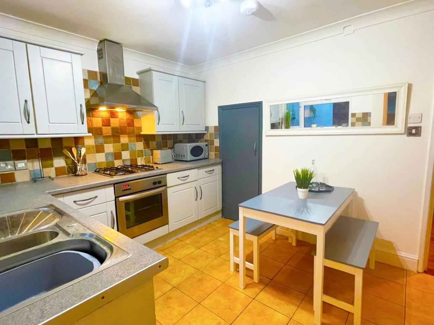 Holiday home Cosy With Free Parking And Fast Internet