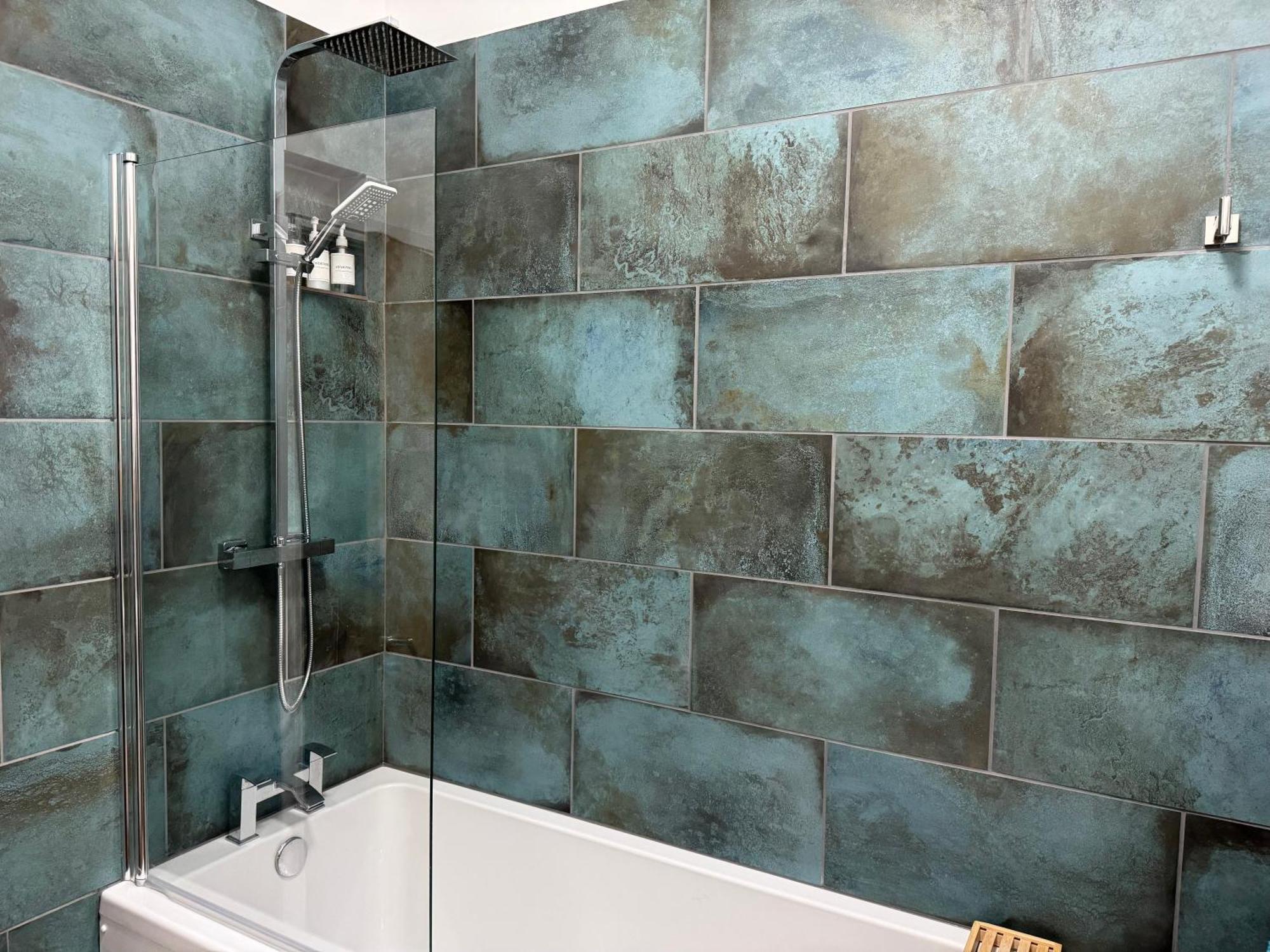 Between & Shops - Private Parking En-suite Apartment *