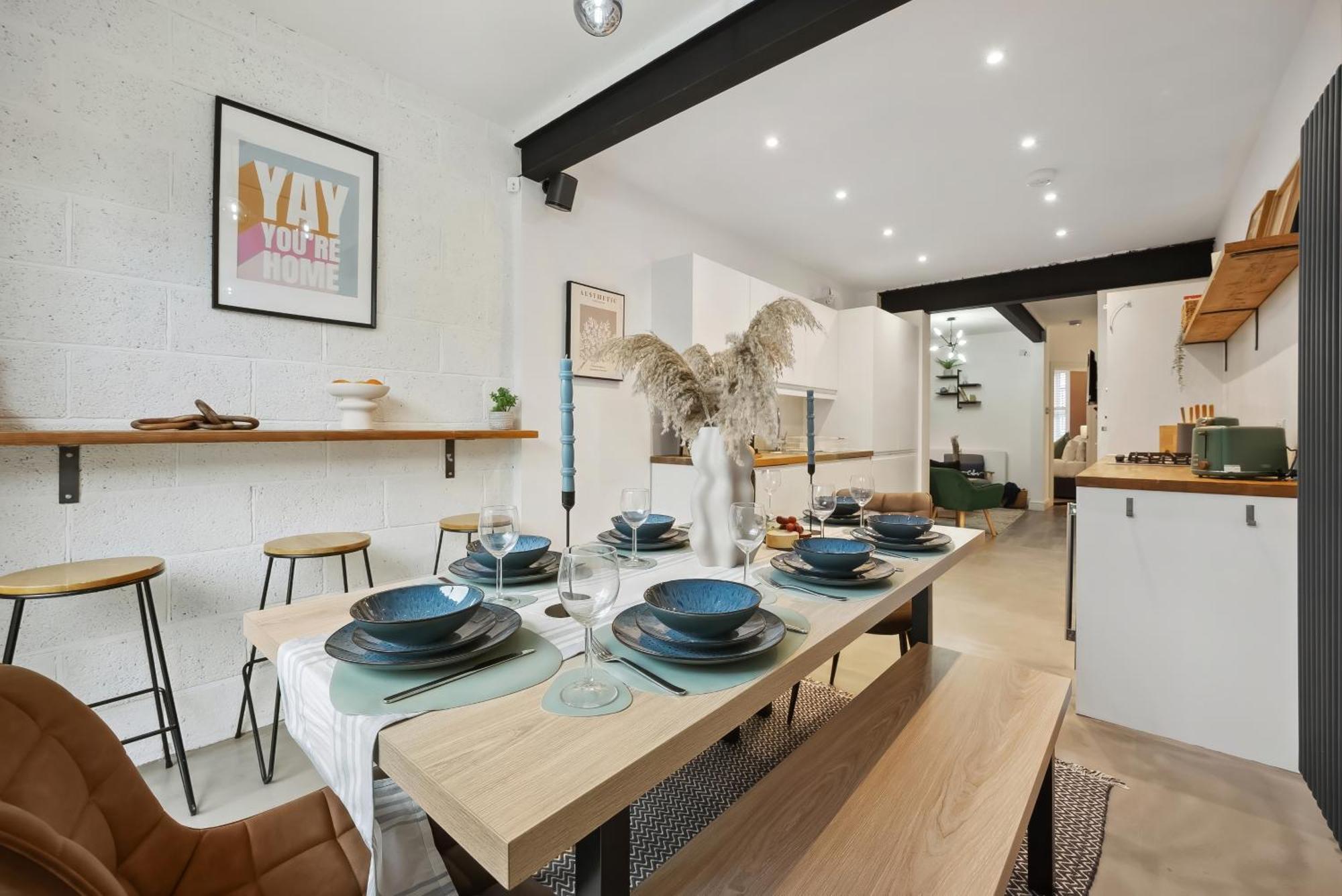 4 Bed Gorgeous Open Plan Chic Townhouse, Central Portsmouth! Great For Groups-With Parking & Xbox - By Blue Puffin Stays * Portsmouth