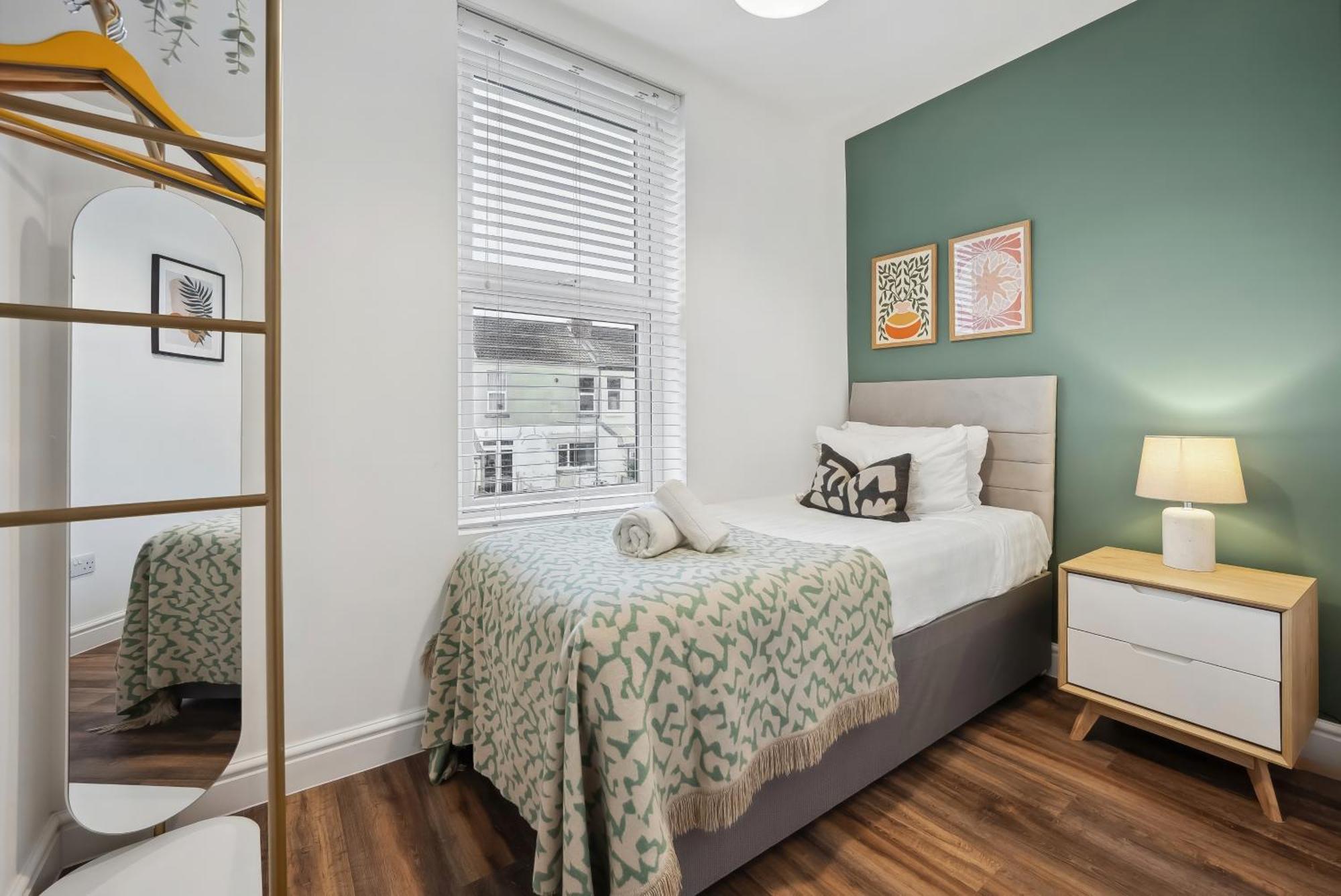 4 Bed Gorgeous Open Plan Chic Townhouse, Central Portsmouth! Great For Groups-With Parking & Xbox - By Blue Puffin Stays * Portsmouth