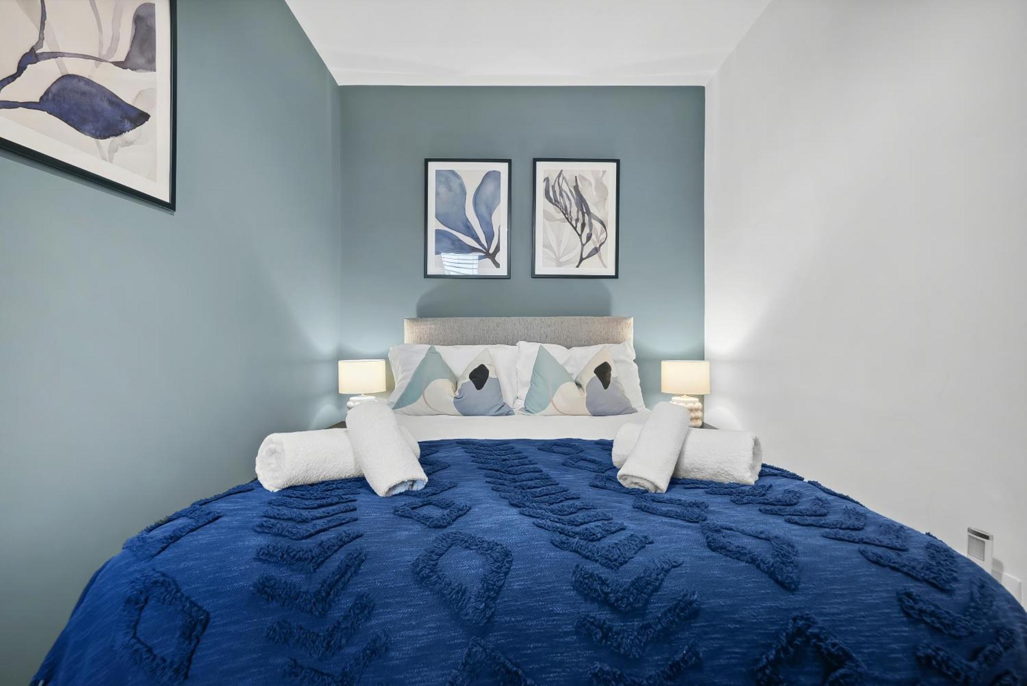 Guest house 4 Bed Gorgeous Open Plan Chic Townhouse, Central Portsmouth! Great For Groups-With Parking & Xbox - By Blue Puffin Stays *