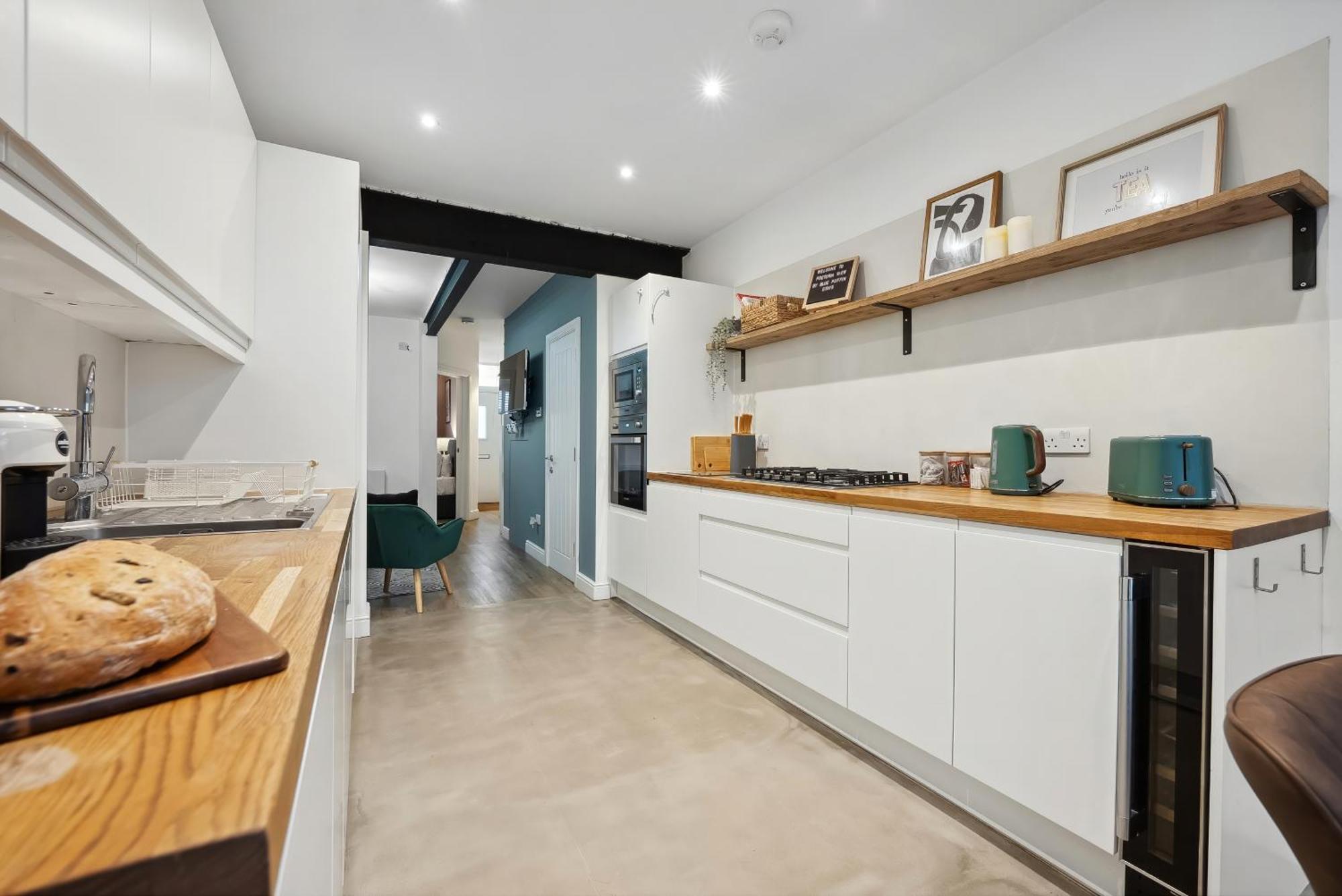 4 Bed Gorgeous Open Plan Chic Townhouse, Central Portsmouth! Great For Groups-With Parking & Xbox - By Blue Puffin Stays Guest house Portsmouth