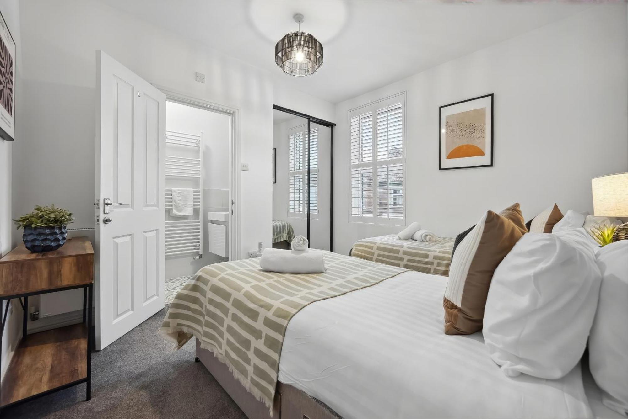 4 Bed Gorgeous Open Plan Chic Townhouse, Central Portsmouth! Great For Groups-With Parking & Xbox - By Blue Puffin Stays Portsmouth