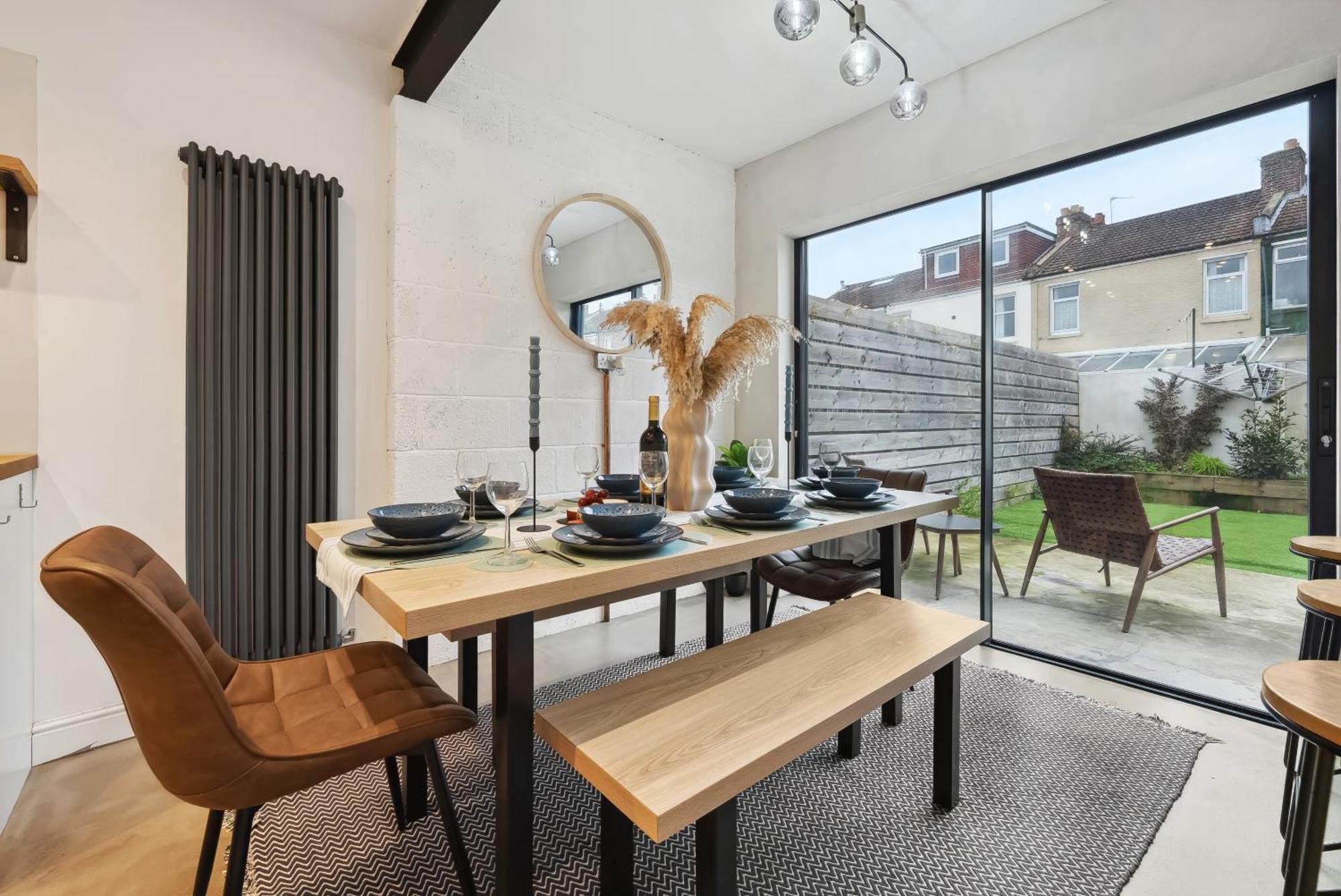 4 Bed Gorgeous Open Plan Chic Townhouse, Central Portsmouth! Great For Groups-With Parking & Xbox - By Blue Puffin Stays Guest house Portsmouth