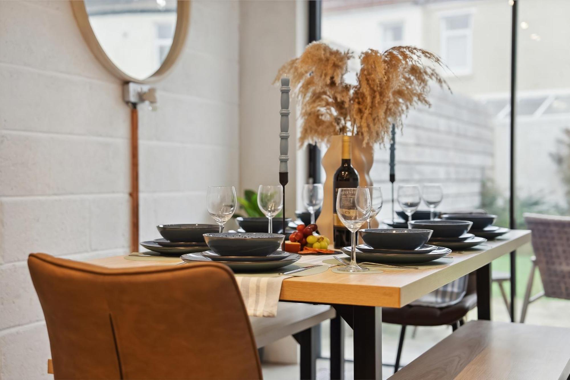 Guest house 4 Bed Gorgeous Open Plan Chic Townhouse, Central Portsmouth! Great For Groups-With Parking & Xbox - By Blue Puffin Stays *