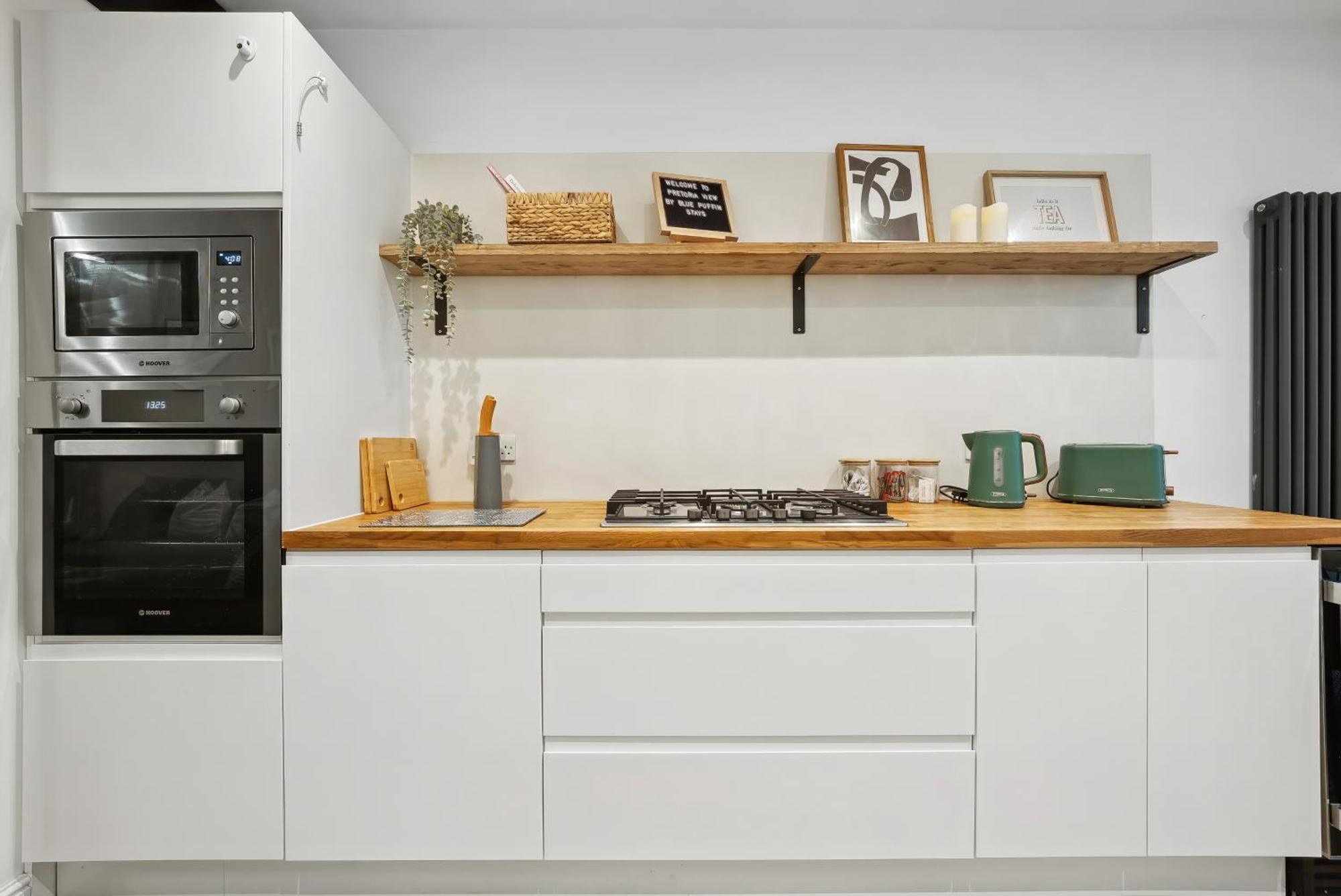 4 Bed Gorgeous Open Plan Chic Townhouse, Central Portsmouth! Great For Groups-With Parking & Xbox - By Blue Puffin Stays Guest house