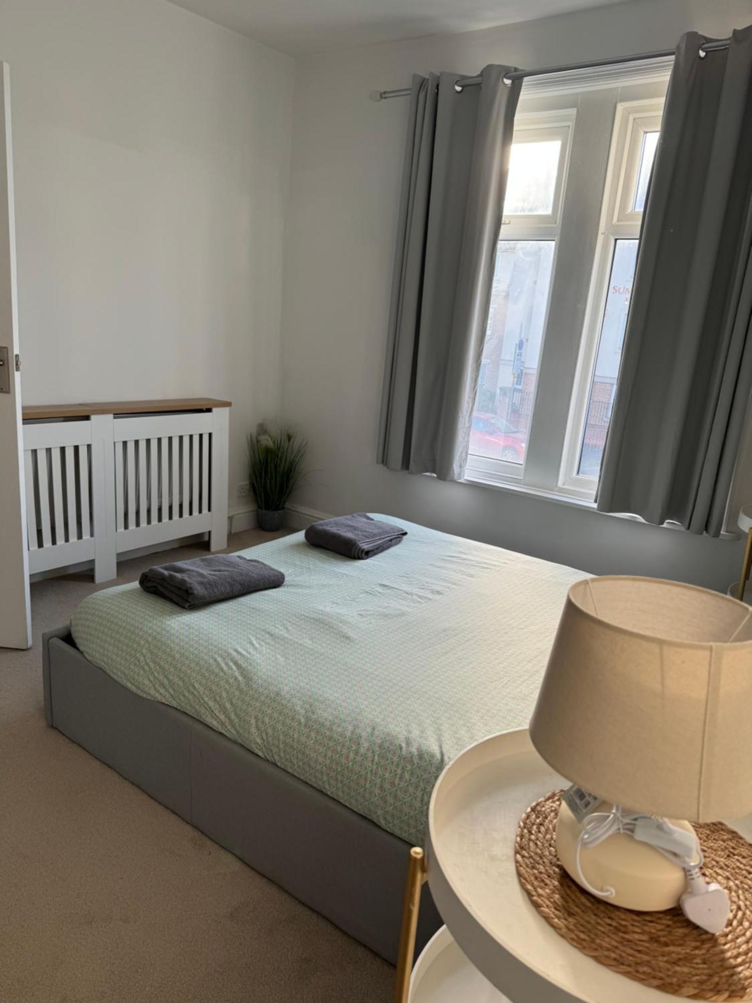 3 Bedroom Southsea - Ideal For Working In Apartment *