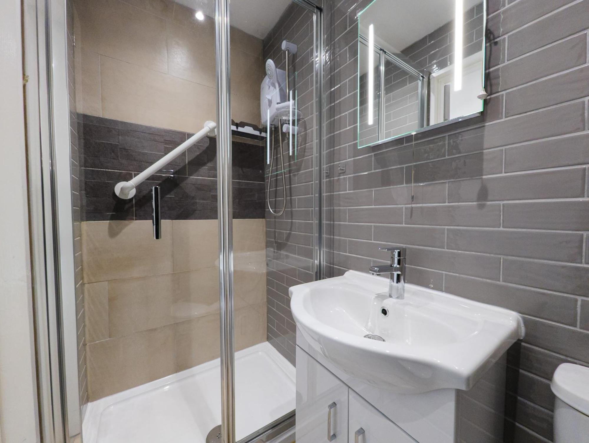 Contractor - Fast Wifi, Free Parking Hostel Portsmouth