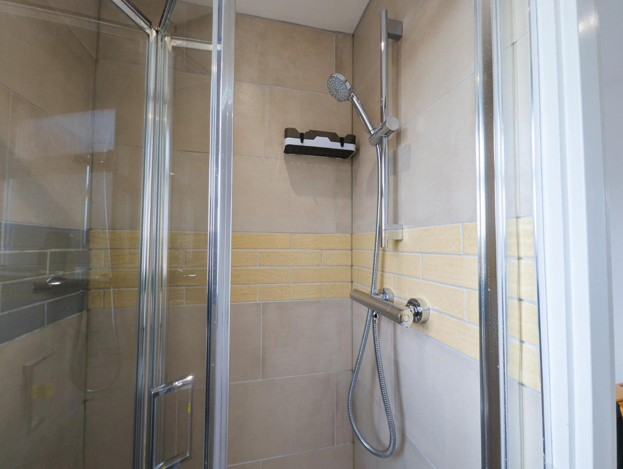 Contractor - Fast Wifi, Free Parking Hostel *