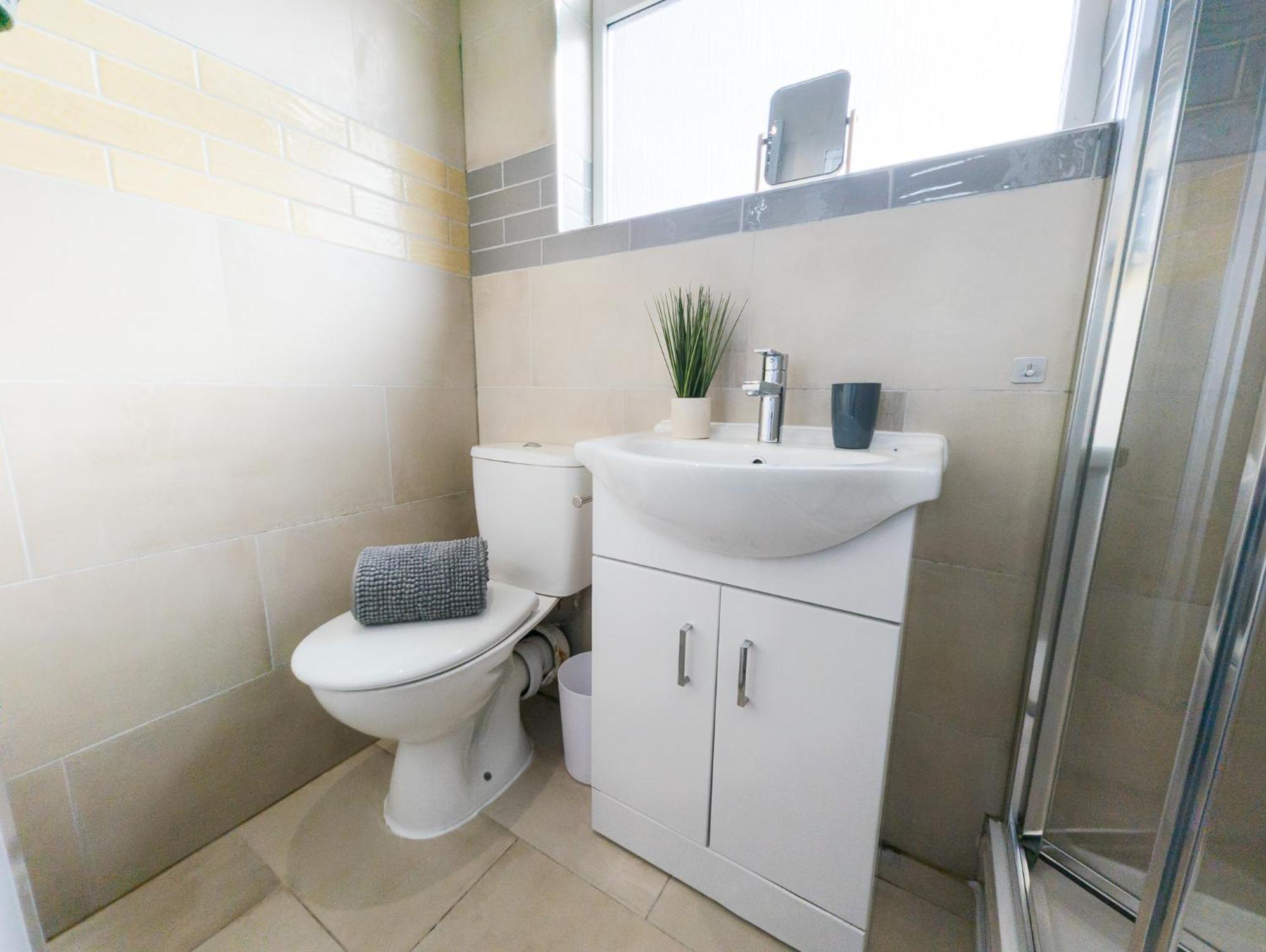 Contractor - Fast Wifi, Free Parking Hostel