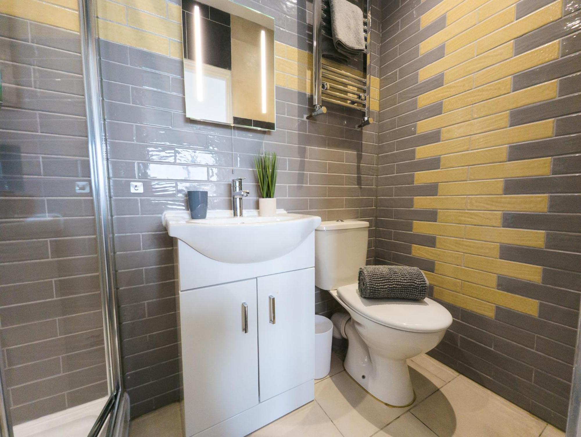 Contractor - Fast Wifi, Free Parking Hostel *