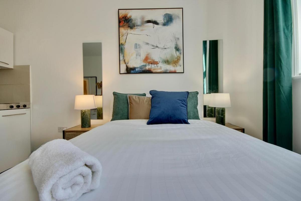 Aylward S16, Near Centre And Gunwharf Quays *