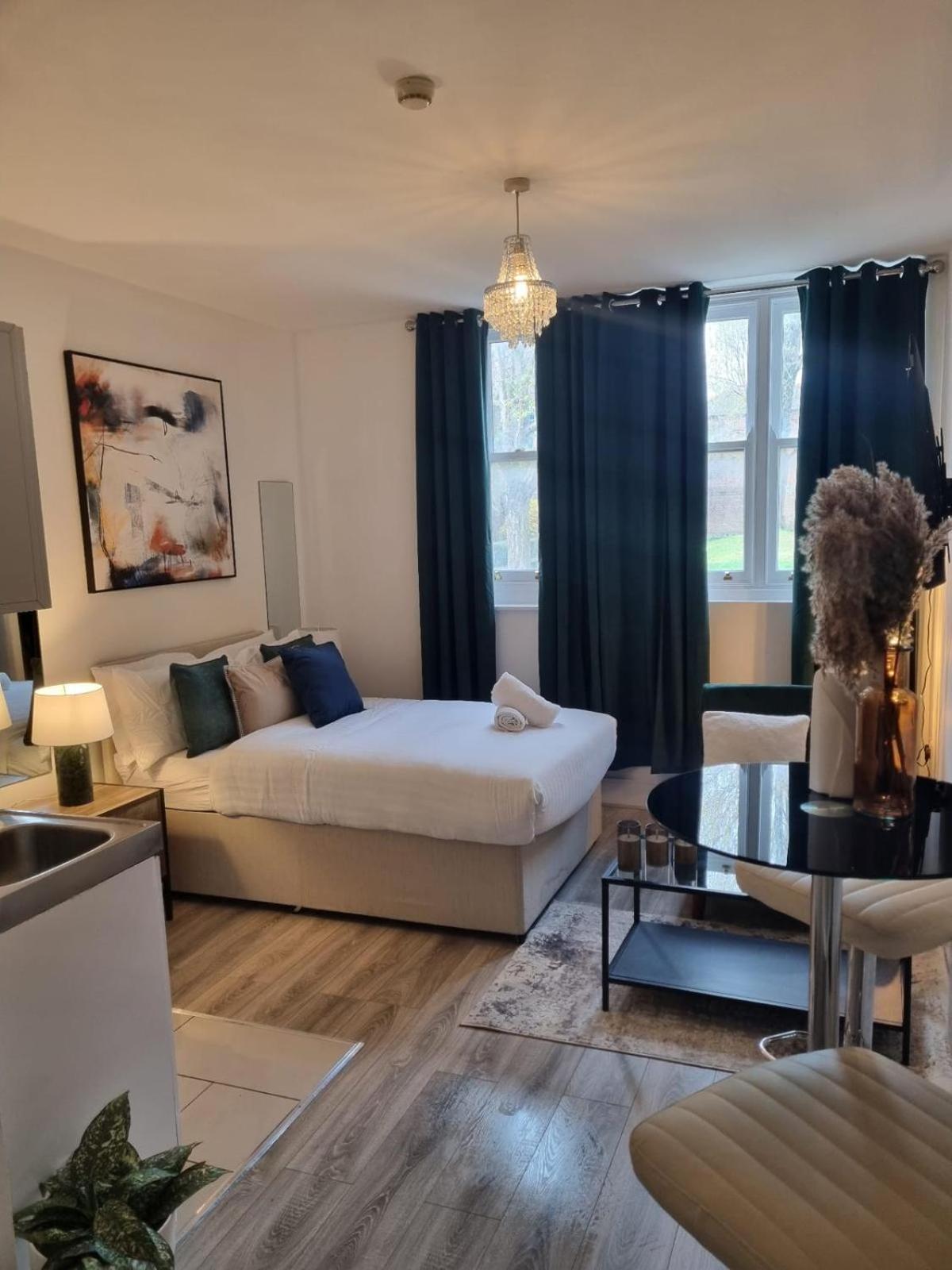 Aylward S16, Near Centre And Gunwharf Quays *