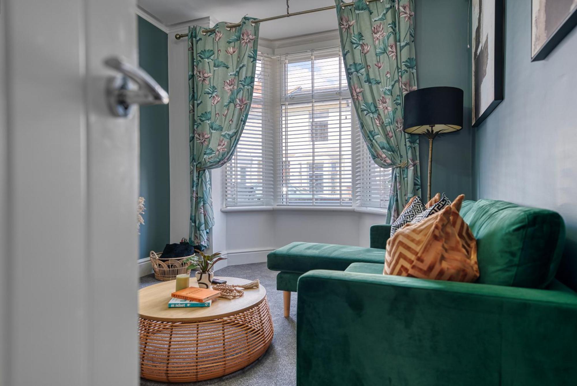 Casa de férias Stunning Design 3-bedroom Townhouse Retreat In Southsea, Sleeps 8, Chic And Spacious With Free Parking Permit, Work Contractors & Summer Special Offer Available! - By Blue Puffin