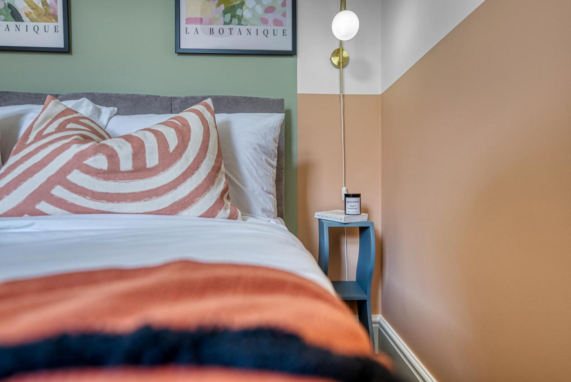 Stunning Design 3-bedroom Townhouse Retreat In Southsea, Sleeps 8, Chic And Spacious With Free Parking Permit, Work Contractors & Summer Special Offer Available! - By Blue Puffin