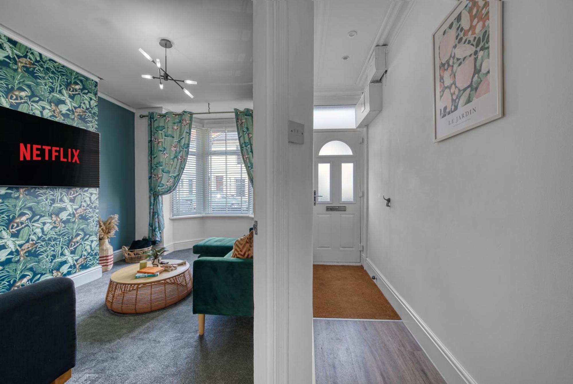 Stunning Design 3-bedroom Townhouse Retreat In Southsea, Sleeps 8, Chic And Spacious With Free Parking Permit, Work Contractors & Summer Special Offer Available! - By Blue Puffin * Portsmouth