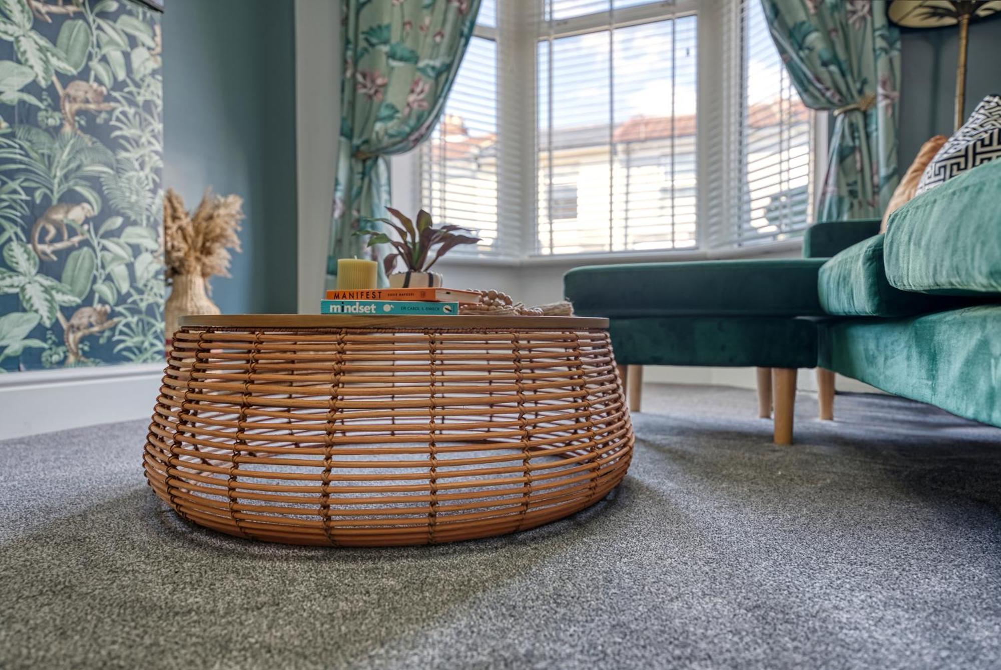 Casa de férias Stunning Design 3-bedroom Townhouse Retreat In Southsea, Sleeps 8, Chic And Spacious With Free Parking Permit, Work Contractors & Summer Special Offer Available! - By Blue Puffin *