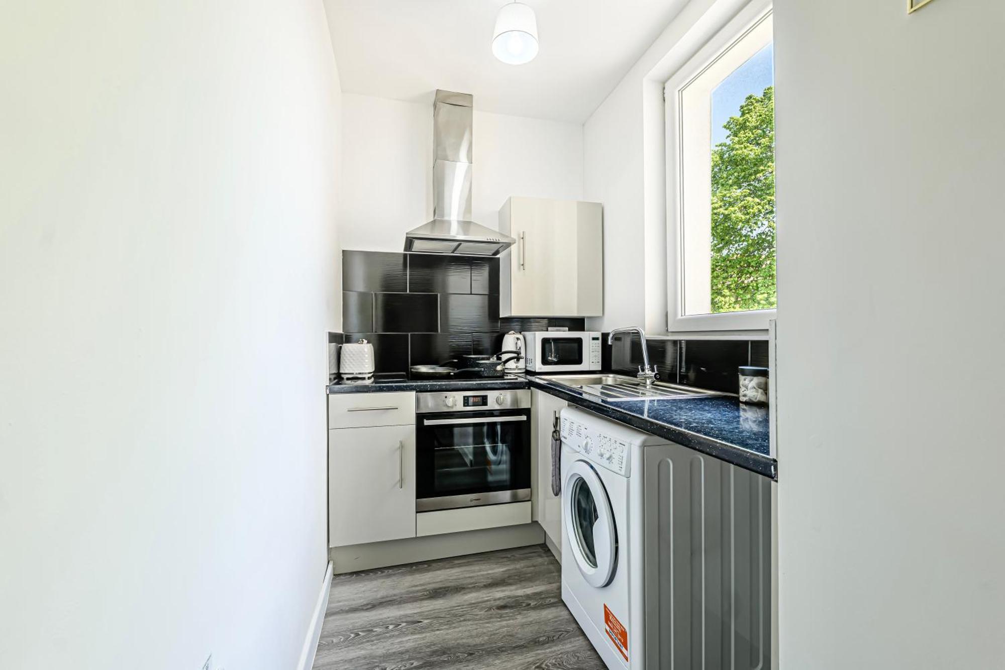 Large One Bedroom Southsea Sleeps 3 - Free Parking