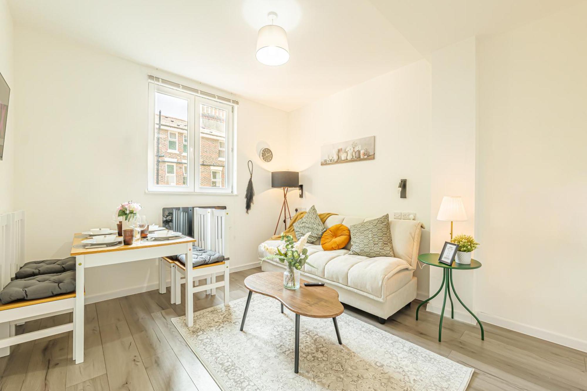 Large One Bedroom Southsea Sleeps 3 - Free Parking * Portsmouth
