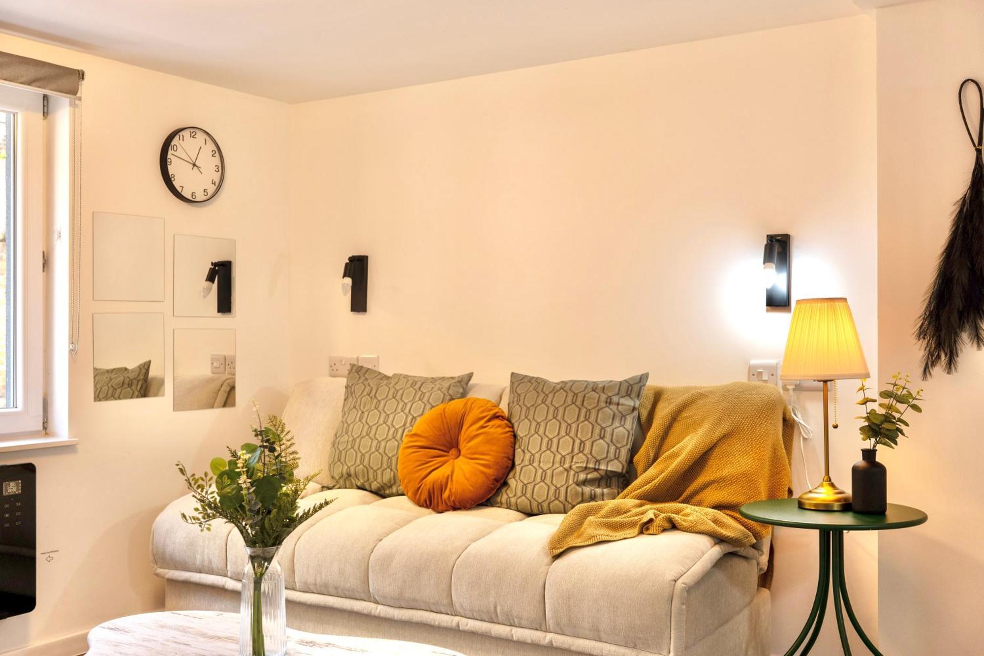 Large One Bedroom Southsea Sleeps 3 - Free Parking *