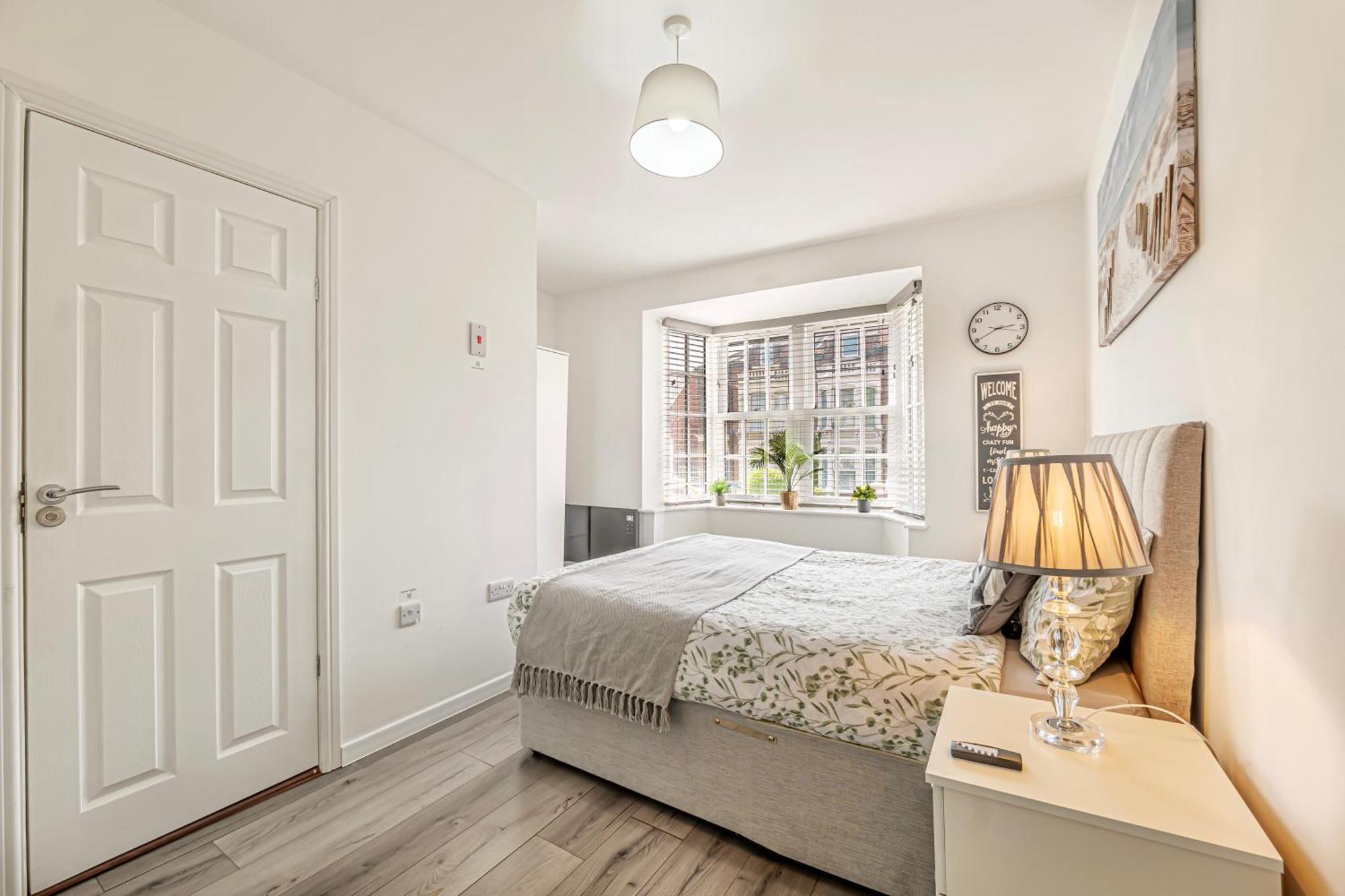 Large One Bedroom Southsea Sleeps 3 - Free Parking