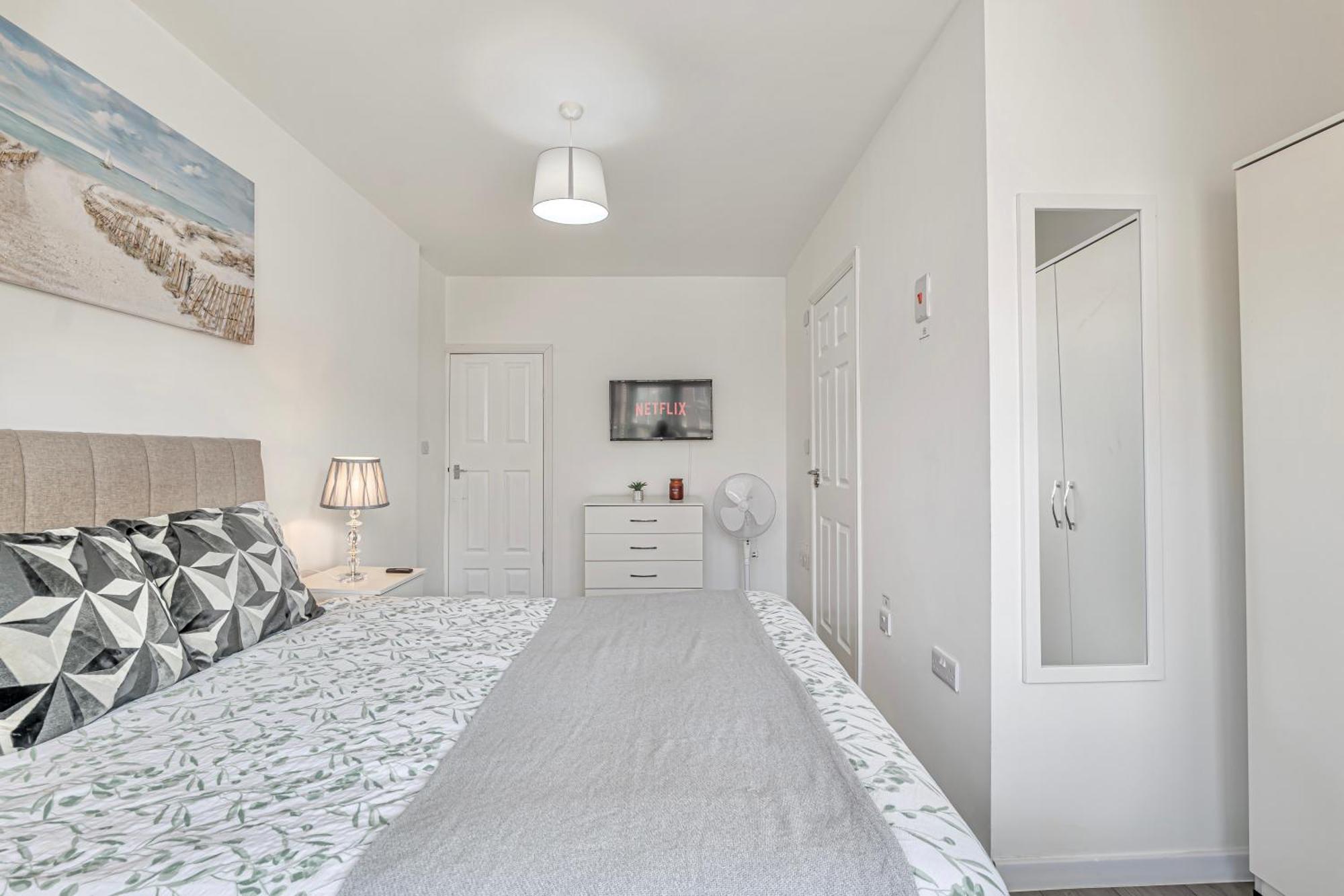 Large One Bedroom Southsea Sleeps 3 - Free Parking * Portsmouth