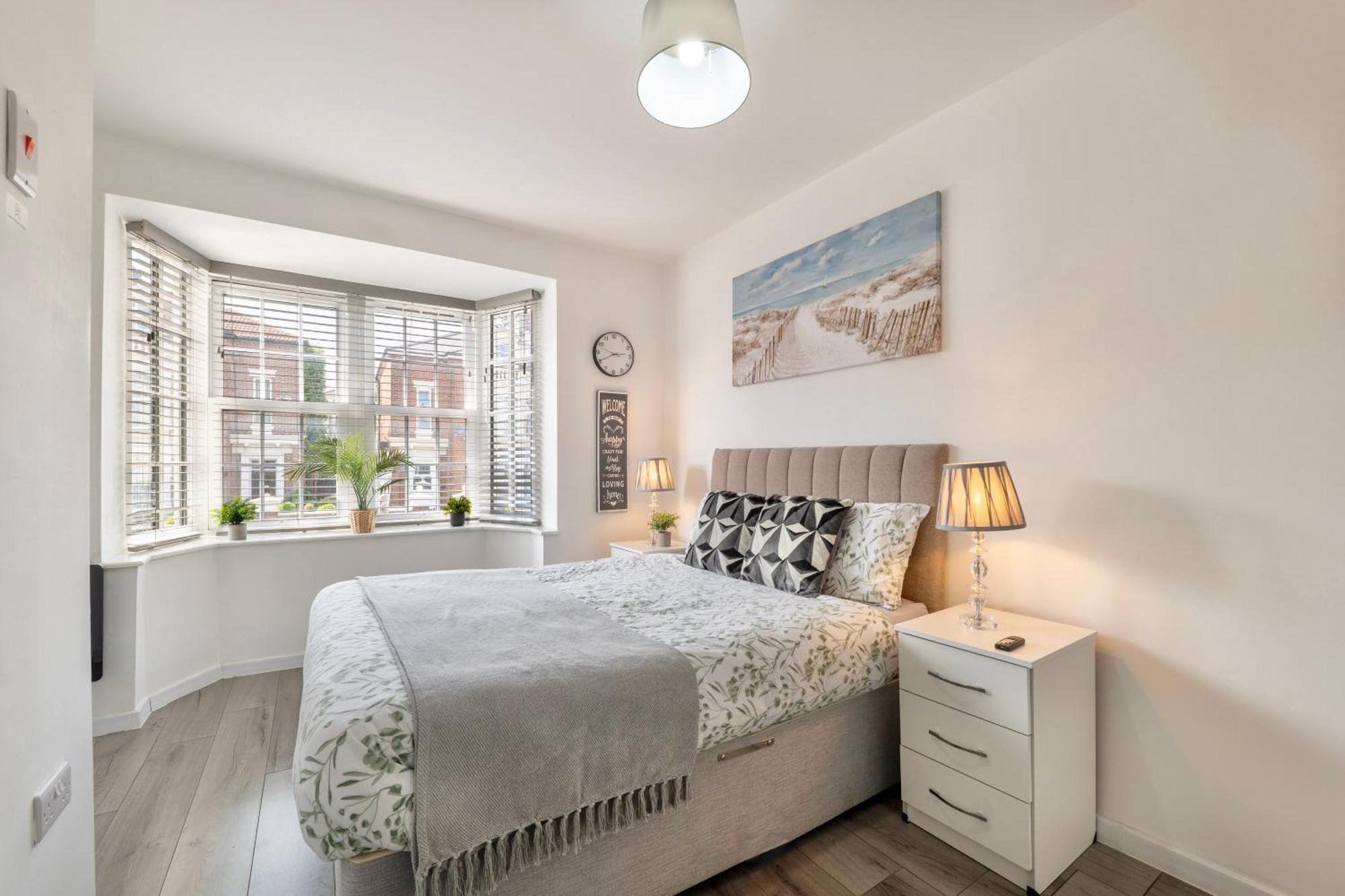 Large One Bedroom Southsea Sleeps 3 - Free Parking *