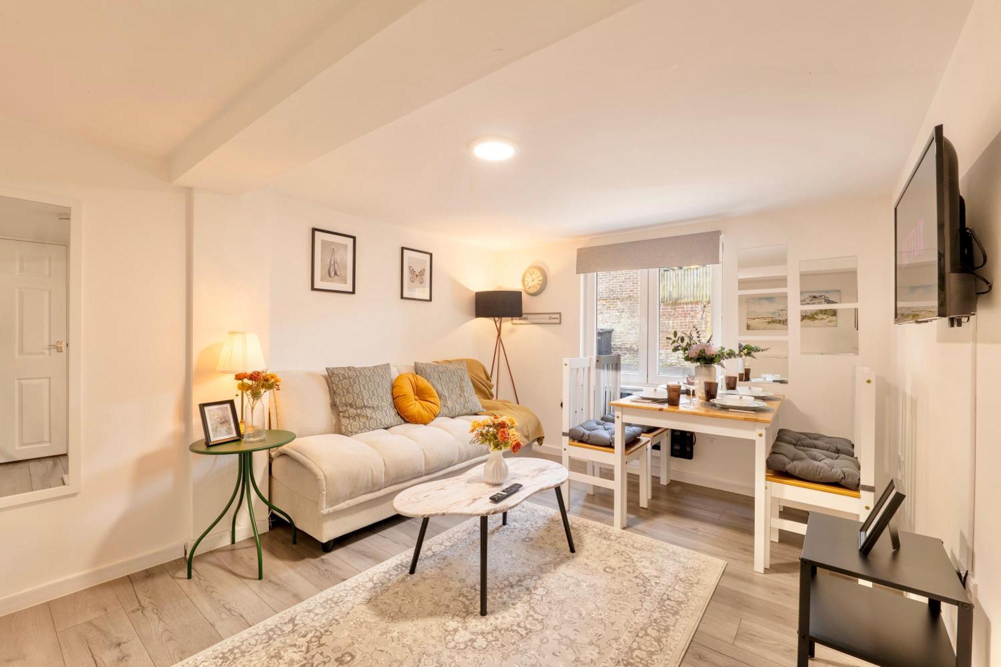 Large One Bedroom Southsea Sleeps 3 - Free Parking Portsmouth