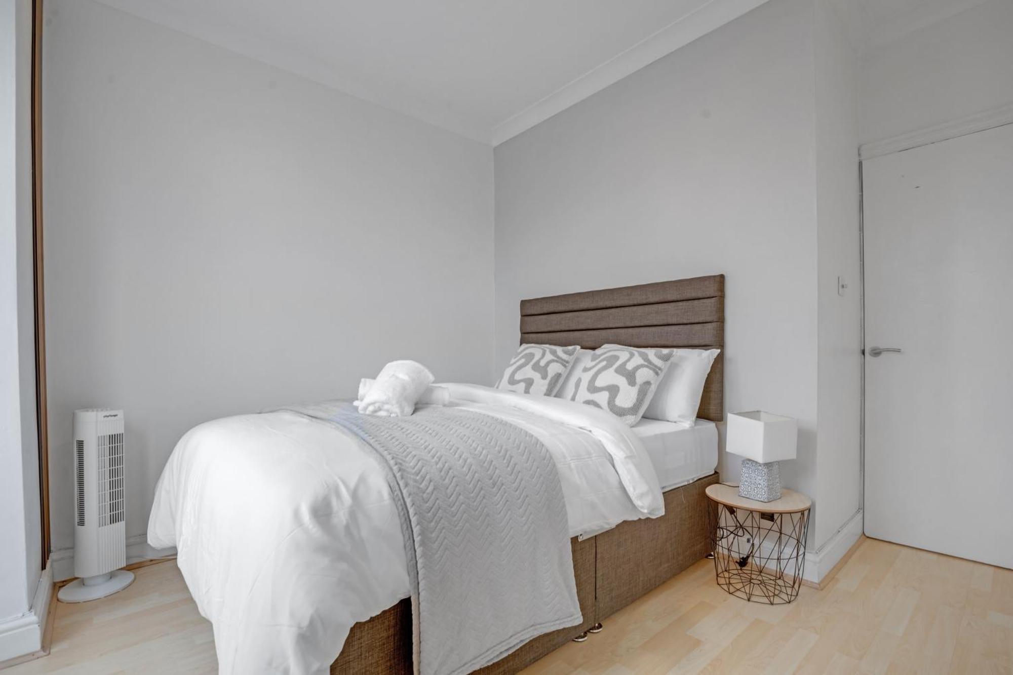 Annika - 3 Bedroom House, Driveway,2 Free Parking, Sleeps 7,cozy Garden
