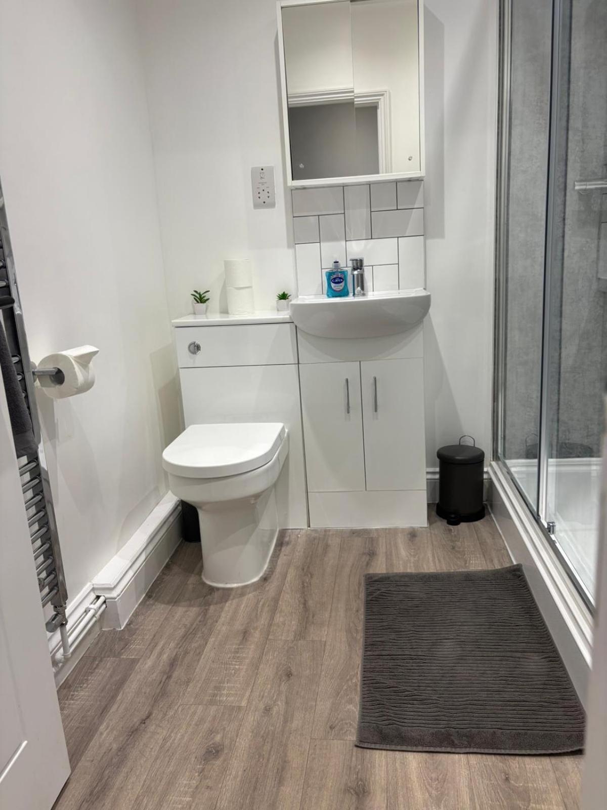 Spacious 2 Bed Southsea, Sleeps 6 Apartment *