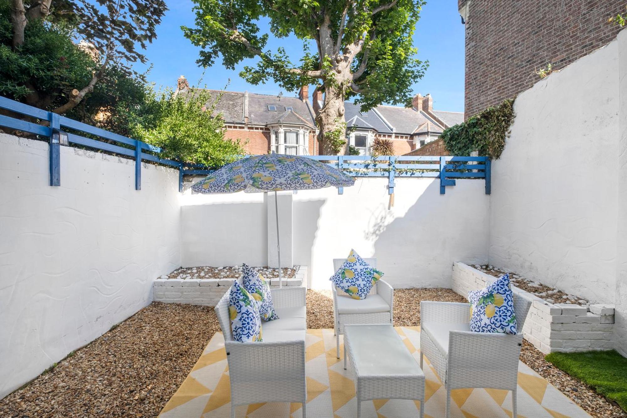 Annika - 3 Bedroom House, Driveway,2 Free Parking, Sleeps 7,cozy Garden *