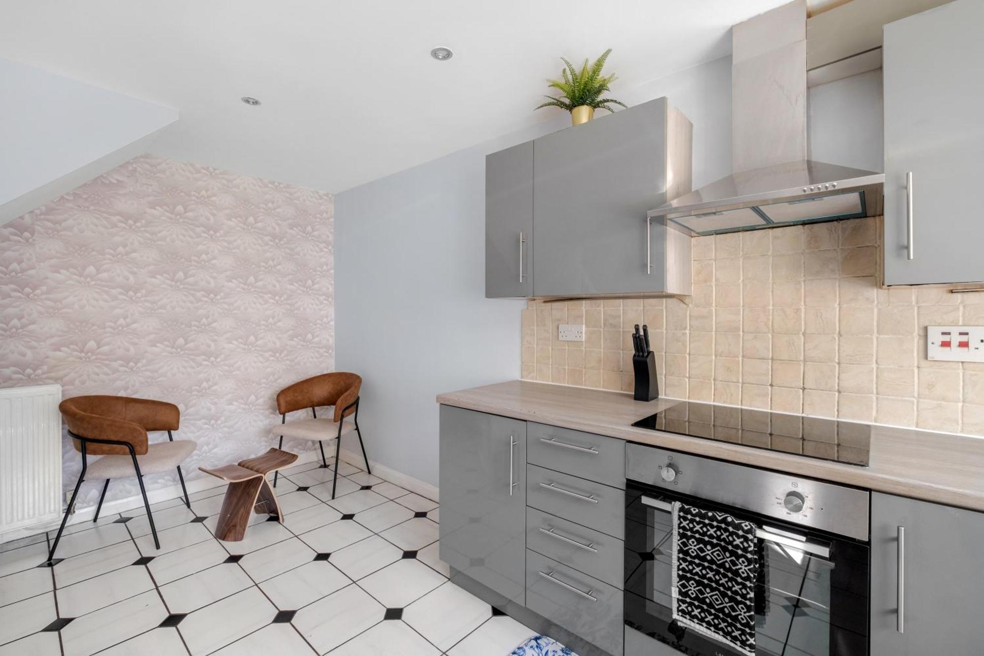 Annika - 3 Bedroom House, Driveway,2 Free Parking, Sleeps 7,cozy Garden Apartamento Portsmouth